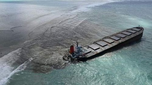 Dezastru ecologic în Oceanul Indian: Vaporul cu 4.000 de tone de combustibil la bord care a eșuat lângă Mauritius s-ar putea rupe în două
