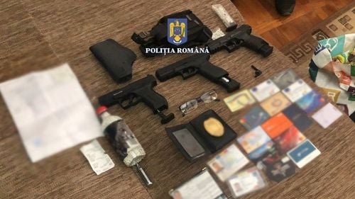 Doi tineri din Buzău care pretindeau că sunt poliţişti şi jefuiau prostituate au fost arestaţi/ Inculpații, care sunt recidiviști, sunt acuzați de tâlhărie calificată și uzurpare de calități oficiale