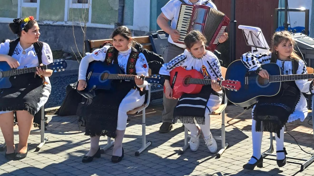 „School of Rock” într-o comună din Sibiu / Muzica a transformat o școală percepută de elevi ca „pușcărie” într-un loc fără violență / Profesoară: „Copiii au acum un scop”