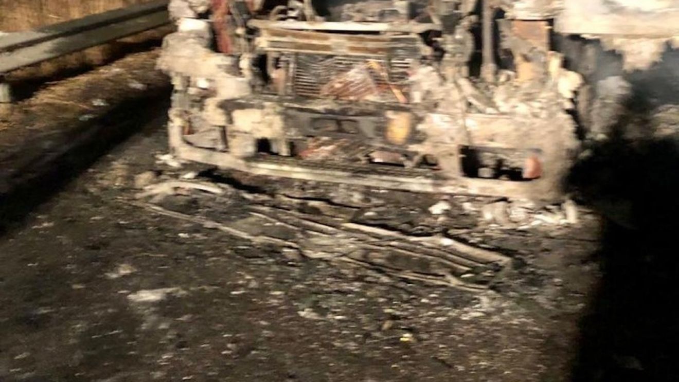 Un TIR care a luat foc în județul Sibiu a fost jefuit de către localnici / Au furat echipamentele industriale de 320.000 de lei / Polițiștii i-au prins după ce au urmărit anunțurile online