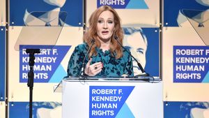 JK Rowling, replică pentru Emma Watson pe tema drepturilor transsexualilor:  A participat cu entuziasm" la distrugerea drepturilor femeilor