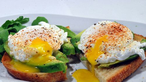 Rețeta de duminică pentru un mic dejun „ca la carte”: Toast cu avocado și ou / Hrănitor, gustos și super-simplu de preparat