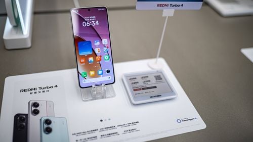 Vânzări globale de smartphone-uri în 2024: Apple și Samsung se mențin la egalitate, Xiaomi în creștere