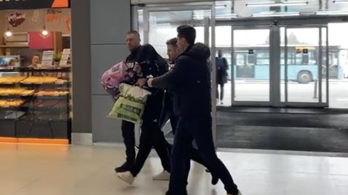 Tânăr de 16 ani, extrădat în Suedia / Era căutat pentru omor / E suspect că face parte dintr-o grupare care ar comite omoruri la comandă şi atacuri cu bombă