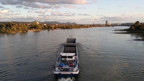 Parlamentul European cere Comisiei Europene crearea unui fond european pentru tranziția verde și sustenabilă a transportului pe căile navigabile interioare