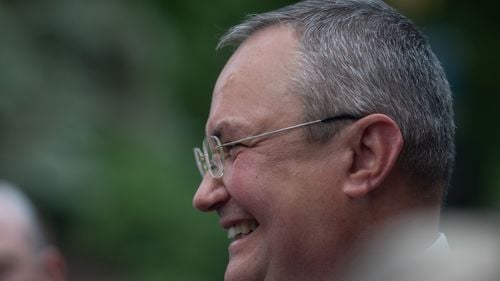 Lupta generalului Ciucă cu sesizările de plagiat: La cererea fostului premier, Curtea de apel Cluj obligă Ministerul Educaţiei să se abţină de la analiza suspiciunilor de plagiat privind teza sa de doctorat