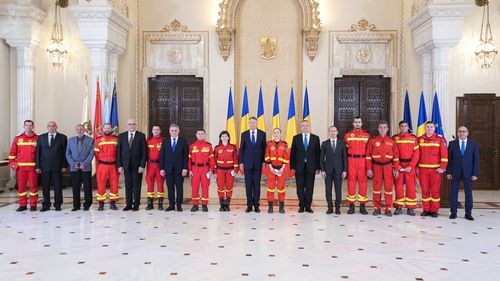 VIDEO Iohannis i-a decorat pe salvatorii trimiși în Turcia după cutremur: V-aţi pus propriile vieţi în pericol, lucrând neîncetat şi contra cronometru, având în suflet speranţa că sub dărâmături veţi găsi supravieţuitori