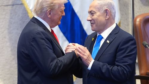 Trump le-a spus reporterilor că e „foarte supărat” după afirmația Rusiei că Ucraina a vizat reședința lui Putin / Liderul american l-a  primit la reședința sa pe premierul israelian Benjamin Netanyahu