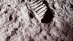 Cum vor arăta următoarele urme de pași pe Lună? Cizmele astronauților pentru misiunea Artemis, realizate pentru condițiile extreme de la Polul Sud lunar vor avea un design special pe talpă, care să lase o nouă amprentă iconică 