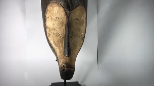 O mască ritualică africană a devenit miza unei bătălii legale cu milioane de euro în joc, după ce a fost scoasă la licitație în Franța