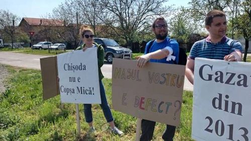 Protest în Timiș: ”Ne-am saturat de fumurile voastre!” / Mai mulți localnici din Giroc sunt revoltați de poluarea produsă de o fabrică de reciclare a cauciucului