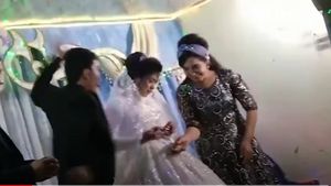 Uzbekistan: Un bărbat a fost inculpat după ce și-a lovit mireasa, în timpul nunții, pentru că l-a învins la un joc