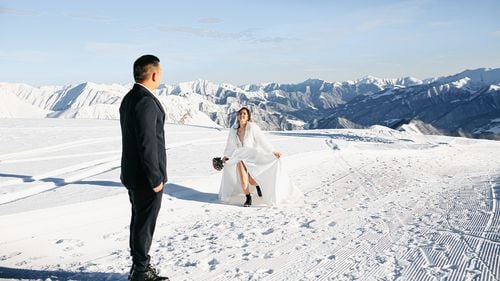 Căsătorii de o zi, în weekend, în Munții Făgăraș / La Cabana Bârcaciu, ”mirii” vor primi ceai din bujor de munte şi sirop din muguri de brad