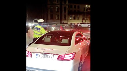 Bărbatul care a refuzat să oprească la semnalele poliţiştilor şi a lovit două maşini, va fi cercetat în libertate, sub control judiciar - surse