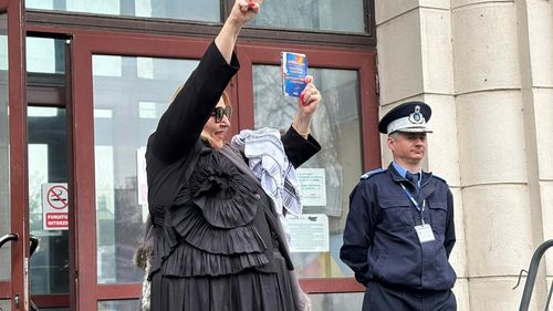VIDEO Diana Șoșoacă, la Parchetul General pentru a fi dispusă expertiza psihiatrică în cazul ei / Așteptată de susținători, europarlamentara extremistă a strigat la portavoce inclusiv invective la adresa președintelui Nicușor Dan