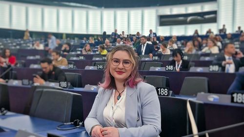 VIDEO Democrația înseamnă pace? Ce rol joacă tinerii? Mesajele Valentinei, reprezentanta de tineret a României la Forumul Mondial pentru Democrație