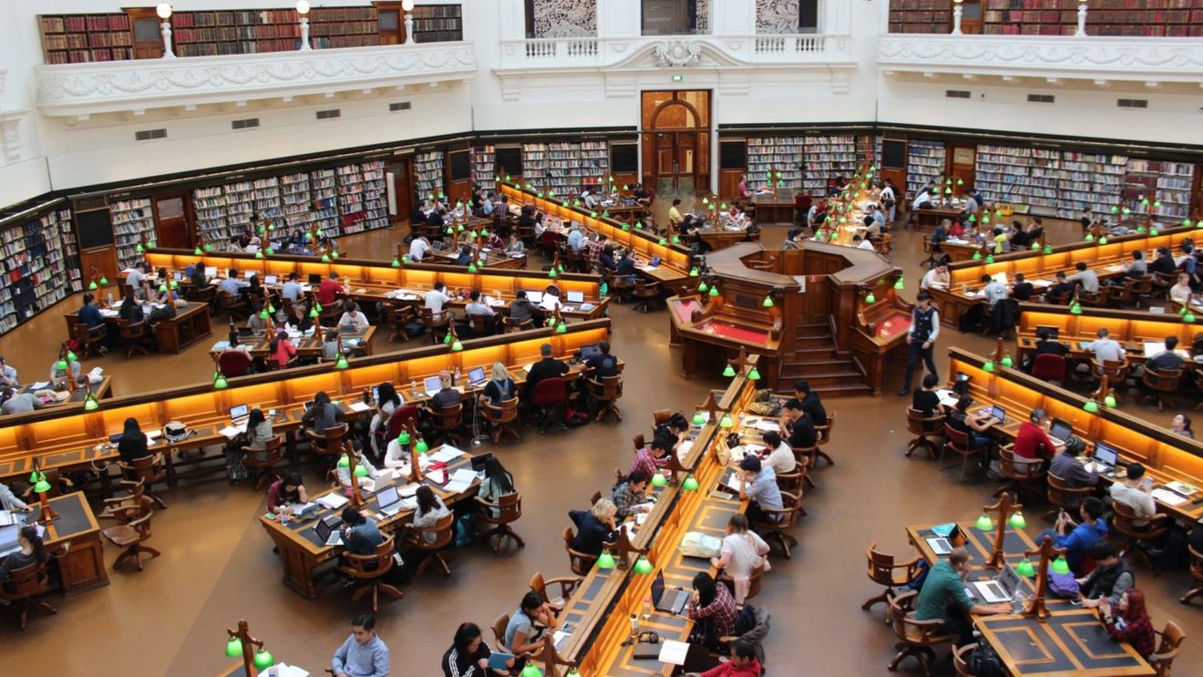 Finanțarea publică pentru universitățile românești a reatins în 2020 nivelul din 2008, când a început prăbușirea / Creșterea s-a suprapus unei scăderi abrupte a numărului de studenți și profesori – analiză europeană