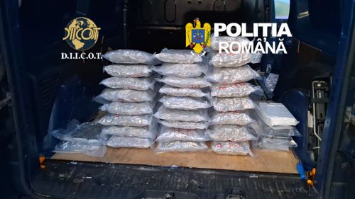 Un român și un ucrainean, reținuți după ce ar fi introdus în țară 30 de kilograme de droguri ascunse într-un autoturism