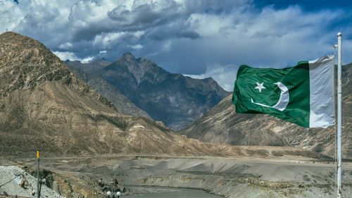 Pakistanul acordă imunitate pe viaţă preşedintelui şi şefului armatei