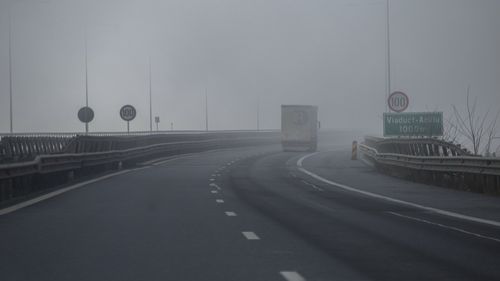 Este ceață pe drumuri din 17 judeţe / Vizibilitatea, redusă și la sub 50 de metri