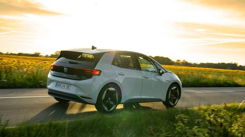 În urmă cu 40 de ani, constructorii occidentali puneau piciorul în China. În 2025, luptă să rămână relevanţi pe cea mai mare piaţă auto din lume