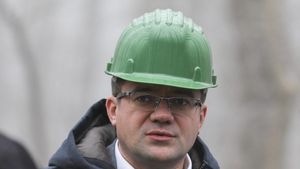 SURSE Costel Alexe, acuzat de procurori că ar fi luat mită un tir de tablă de gard de 100.000 de lei ca să deblocheze alocarea de certificate de carbon ce ar putea valora 180 de milioane de euro / Mita, și pentru halda de zgură care poluează Galațiul