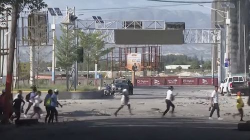Bande înarmate din Haiti încearcă să preia controlul asupra aeroportului din Port-au-Prince, pentru a împiedica revenirea premierului în țară