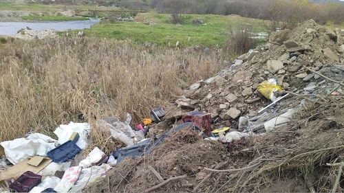 Poluare amplă pe malul Cibinului, în județul Sibiu/ Garda de Mediu anunță plângere penală