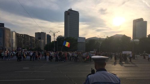 Protest în Piața Victoriei, luni seară. De la Guvern, oamenii au mers apoi la sediul MAE, unde au cerut demisia lui Teodor Meleșcanu pentru cozile din diaspora