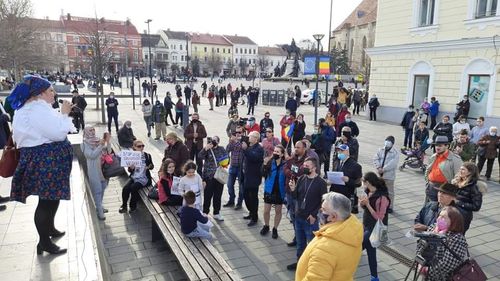 VIDEO Șoșoacă s-a mutat cu protestul la Cluj. Ea a fost acompaniată de fostul primar clujean PRM-ist, Gheorghe Funar