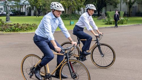 Premierul Australiei şi preşedintele Indoneziei au făcut o plimbare cu bicicleta înainte de o întrevedere bilaterală, într-un moment în care Canberra vrea să strângă legăturile cu regiunea Asia-Pacific