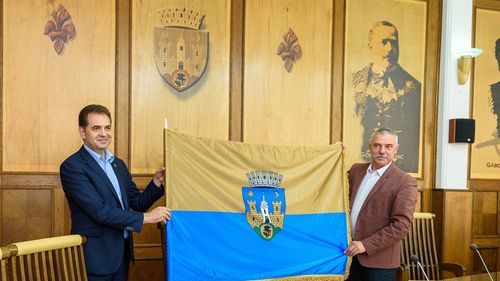 Colectă de semnături door-to-door pentru susţinerea steagului municipiului Sfântu Gheorghe / Primar: ”Rugămintea mea este să-i primiţi, să deschideţi uşa şi să semnaţi pentru oraşul nostru, pentru steagul nostru”