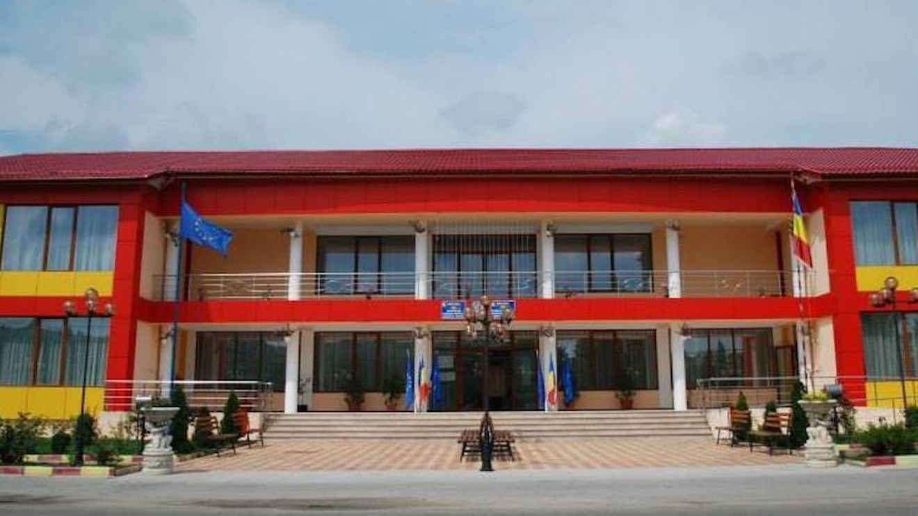 Comună din judetul Vâlcea, executată silit de o formație de lăutari / Aceștia au cântat în urmă cu 9 ani la o sărbătoare a localității, fără a li se achita onorariul / Pentru plata datoriei, primăria a scos la licitație cele două autobuze școlare ale comunității