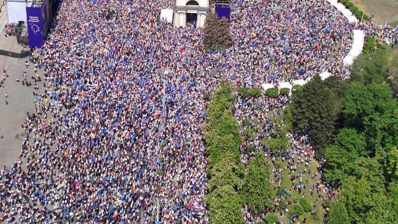 Imagini impresionante la Chișinău: Peste 75.000 de moldoveni adunați la mitingul pro-Europa convocat de Maia Sandu