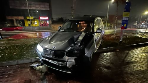 SURSE Un comisar șef din Ministerul de Interne, pensionar special, prins băut la volan după ce a dărâmat un semafor și a derapat pe șosea în Chitila. El a fost luat rapid de polițiști de la locul accidentului