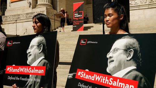 Statele Unite au impus vineri sancţiuni unei fundaţii iraniene pe care au acuzat-o că a acordat o recompensă de mai multe milioane de dolari pentru ca scriitorul Salman Rushdie să fie ucis