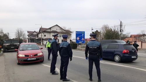 Un șofer din Suceava a sunat la 112 pentru a reclama că polițiștii care l-au oprit în trafic sunt băuți / A venit un nou echipaj care l-a amendat cu 4.000 de lei