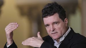 Nicușor Dan, despre concedierea a 500.000 de bugetari anunțată de George Simion: ”O prostie! Nu se poate. În sistemul bugetar sunt sute de mii de profesori, medici, angajați în armată, poliție, justiție. Funcționari propriu-ziși sunt 450.000”