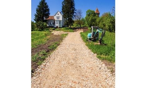 Casă parohială, vândută ”la pachet” în județul Sibiu cu o biserică veche de 500 de ani / Costă 138.500 de euro / Biserica e monument istoric, nu-i poată fi schimbată destinația