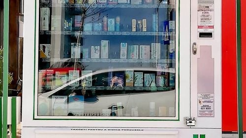 Au apărut automatele care vând produse "parafarmaceutice" în aer liber. Colegiul Farmaciștilor reclamă vid legislativ, Ministerul Sănătății nu are nici un punct de vedere