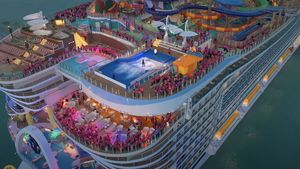 VIDEO Cum arată Icon of the Seas, cea mai mare navă de croazieră din lume / A costat 2 miliarde de dolari /  20 de punți, 7 piscine și peste 40 de restaurante și baruri / Psihologii atrag atenția că ar putea provoca crize de claustrofobie