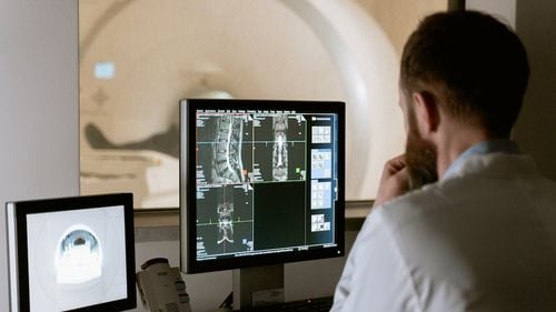 EXCLUSIV Un angajat al Ministerului Proiectelor Europene a semnat, în calitate de patron al unei firme de consultanță, contracte de sute de mii de lei din fonduri europene pe digitalizarea spitalelor / Cum se apară funcționarul