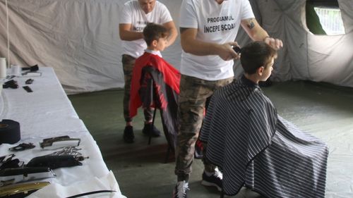 Militarii focșăneni au tuns peste 100 de copii și le-au oferit ghiozdane complet echipate în cadrul proiectului "Pregătire pentru școală"