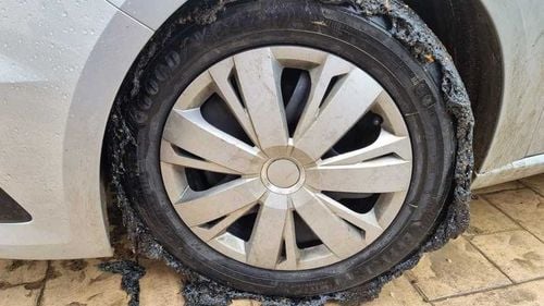 Iași: Senatorul PSD Maricel Popa acuză că un drum judeţean din Iași a fost asfaltat pe timp de ploaie, iar smoala s-a lipit de roţile maşinilor / Liberalul Costel Alexe spune că s-a dispus sistarea lucrărilor și refacerea suprafețelor