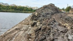 FOTO Dezastru ecologic: Mii de tone de deșeuri au fost excavate din Lacurile Plumbuita și Colentina din Sectorul 2 