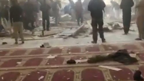 Autorul atentatului sinucigaș de la moscheea din Pakistan nu a fost verificat deoarece purta "uniformă de polițist"