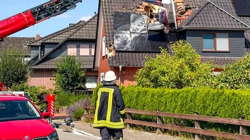 Accident grav în Germania: un avion de mici dimensiuni s-a înfipt în acoperișul unei case, iar zona a fost evacuată