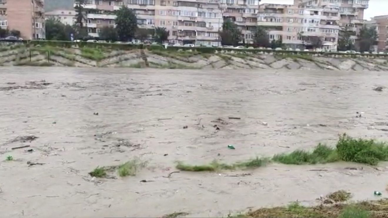 Carosabil inundat și circulație rutieră restricționată la Călimănești, după ploile torențiale din ultimele ore / În Vâlcea, pasajul Cina este inundat