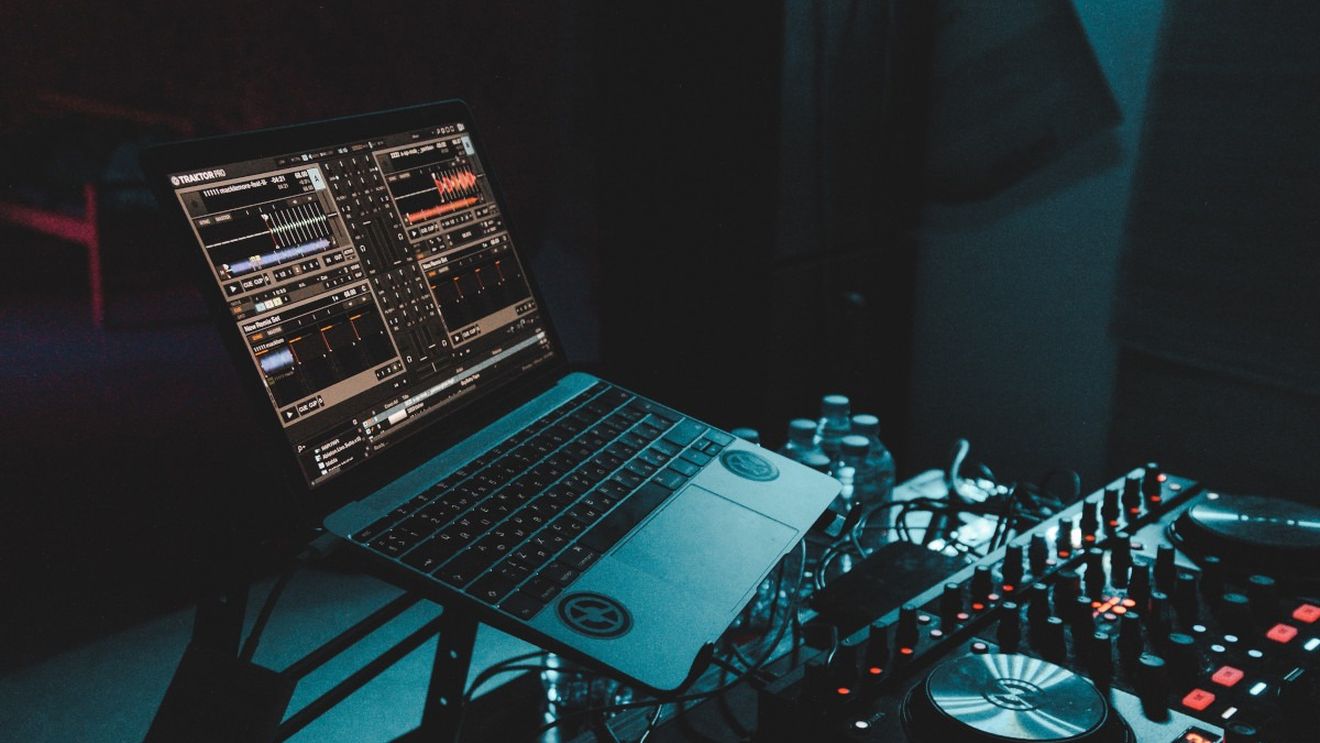 Franţa va impozita din 2024 veniturile obţinute de platformele de streaming muzical
