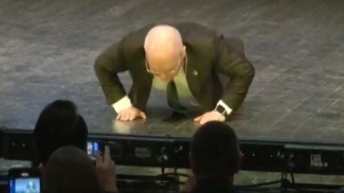 VIDEO Emil Boc a făcut 30 de flotări pe scenă, la Gala „10 pentru Cluj”, care premiază elevii merituoși / A răspuns provocării unui elev premiat la categoria ”sport individual”